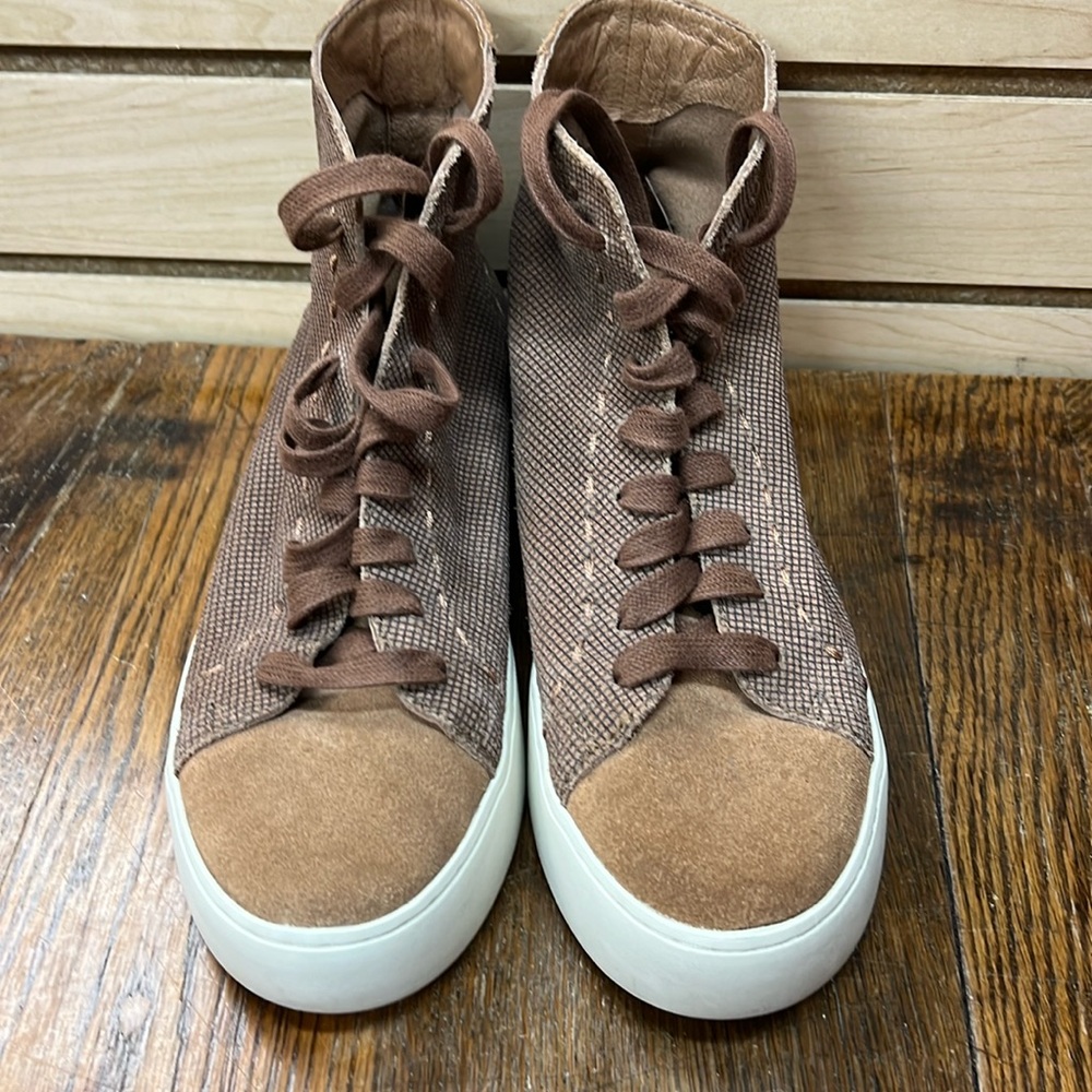 Like new tan Frye size 6.5